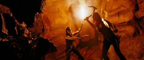 The descent: Juno (Natalie Jackson Mendoza) et Sarah (Shauna Macdonald)